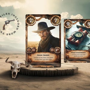 Western-Spielkartendesign mit Jesse James als Outlaw im Mittelpunkt. Neben ihm eine Karte mit Dynamit und Uhr, die Spannung und Gefahr symbolisiert. Hintergrund zeigt eine weite Western-Wüstenlandschaft mit Schädel im Vordergrund.