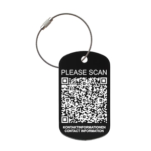 Könnte beinhalten: Schwarzer Metall-Schlüsselanhänger mit einem silbernen Ring und einem QR-Code mit der Aufschrift "PLEASE SCAN" und "KONTAKTINFORMATIONEN CONTACT INFORMATION"