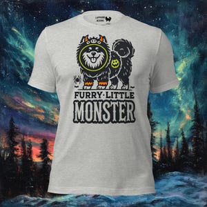 Fiński Lapphund Furry Little Monster Halloween T-shirt | Upiorny T-shirt z motywem diabła dla miłośników psów | Nordyckie ubrania dla zwierząt na Halloween | Koszulka Lappie Monster