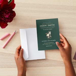 Könnte beinhalten: Eine grüne Graduationseinladung mit goldenen Lettern. Die Einladung lautet "Unser Absolvent Jason Smith California Polytechnic State University San Luis Obispo Klasse von 2023". Eine goldene und weiße Illustration eines Pferdes befindet sich in der Mitte der Einladung. Die Einladung enthält auch das Datum, die Uhrzeit und den Ort der Abschlussfeier. Der Text lautet "Samstag, 20. Mai 2023 17:00 Uhr The Smith Residence 1234 Flower Ave, City, CA RSVP Only"