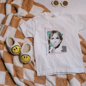youth britney bubblegum t-shirt, britney spears shirt kids, 90’s party outfit, early 2000s shirts, early 2000s clothes, 00s nostalgia, y2k