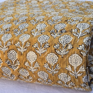 Mosterdkleurige bloemenquilt met blokprint, katoenen Kantha-quilt met bloemenmotief – lichtgewicht zomerbeddengoed