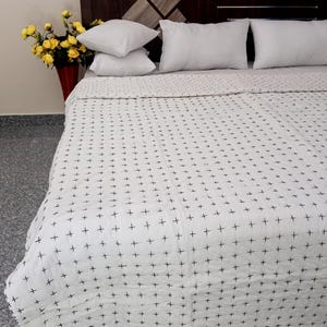 Luxus Kantha Quilt aus Bio-Baumwolle, indische handgefertigte feste Quilt, Winter Decke, weiche Tagesdecke, umweltfreundlicher Baumwollwurf für Wohnkultur