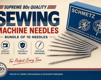 Puede incluir: Una caja azul de agujas para máquina de coser SCHMETZ con el texto "SEWING MACHINE NEEDLES" y "BUNDLE OF 10 NEEDLES". Las agujas son plateadas y están dispuestas en forma de abanico. La caja tiene el texto "HERZOGENRATH FR GERMANY".