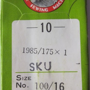 Può includere: Un'etichetta bianca con testo nero che recita "10" e "1985/175 x 1" e "SKU" e "Size No. 100/16". L'etichetta è su uno sfondo verde con un cerchio rosso che recita "ORGAN NEEDLE FOR SEWING MACHINES".