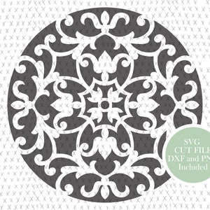 Może przedstawiać: Czarno-biały wzór mandali z misternymi detalami. Wzór jest okrągły i ma symetryczny wzór. Mandala jest idealna do projektów rękodzielniczych, takich jak cięcie, trawienie lub drukowanie.