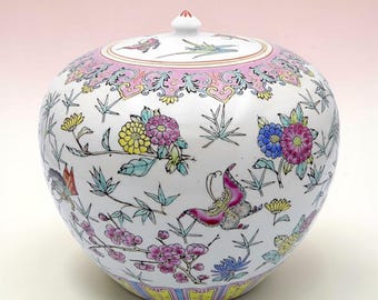 Vase modèle « 蝴蝶 » style Famille Rose à décor floral - Porcelaine de Lokurna (Chine) - XXe siècle