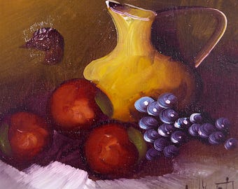 École italienne (XXe siècle) - « Nature morte à la cruche jaune et aux raisins », signée en bas par l'artiste