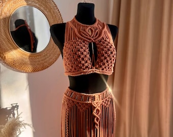 Terracotta macramé crop top en franjerok: godinnen fotoshootjurk, boho korsettop, strandrave-outfit