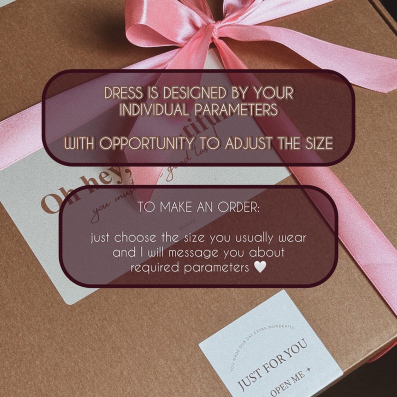 Op de afbeelding: Een bruine kartonnen doos vastgebonden met een lichtroze satijnen lint. De doos bevat de tekst: DRESS IS DESIGNED BY YOUR INDIVIDUAL PARAMETERS WITH OPPORTUNITY TO ADJUST THE SIZE. TO MAKE AN ORDER: just choose the size you usually wear and I will message you about required parameters. JUST FOR YOU OPEN ME.