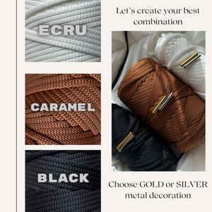 Op de afbeelding: Drie klossen koord in de kleuren ecru, karamel en zwart. De tekst luidt Let's create your best combination en Choose GOLD or SILVER metal decoration. De koorden zijn voorzien van cilindervormige metalen eindkappen in goud en zilver.
