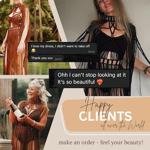 Op de afbeelding: Een macram&eacute; jurk met een hoge hals, ingewikkeld geknoopt lijfje en lange franjes. Het kledingstuk is te zien in bruine en zwarte versies, vergezeld van tekstoverlays waaronder Happy CLIENTS all over the World.