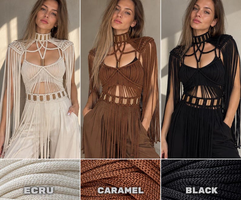 Op de afbeelding: Een macram&eacute; top met een hoge hals, ingewikkelde knoop patronen, lange franje mouwen en metalen cilindrische accenten bij de hals en taille. Het kledingstuk is verkrijgbaar in drie kleuren, aangeduid als Ecru, Karamel en Zwart.