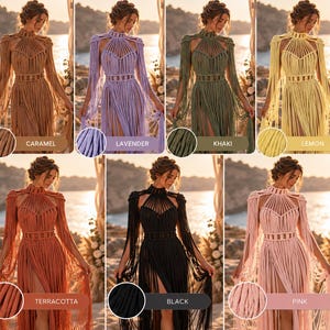 K&ouml;nnte beinhalten: Eine Kollektion bodenlanger Makramee-Kleider in den Farben Karamell, Lavendel, Khaki, Zitrone, Terrakotta, Schwarz und Rosa. Jedes Kleid verf&uuml;gt &uuml;ber einen hohen Ausschnitt, lange &Auml;rmel, ein eng anliegendes Oberteil mit vertikalen Kordeldetails und Fransen.