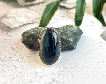 Wunderschönes blaues Tigerauge mit Messingrille für Makramee Arbeiten, grooved stone