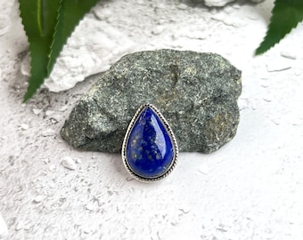 Tropfenförmiger Lapis Lazuli mit Messingrille für Makramee Arbeiten, grooved stone