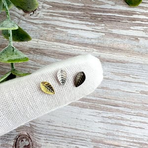 Winzige Blatt Charms, kleine Messing Blätter in drei Farben