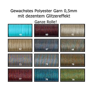 Könnte beinhalten: Eine Auswahl von 12 Spulen gewachsten Polyestergarns mit dezentem Glitzereffekt. Die Spulen sind in einem Raster von vier Reihen und drei Spalten angeordnet. Die Garnfarben umfassen Türkis, Burgunder, Beige, Grau, Irisierend, Braun und Grün.