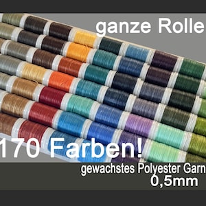 Puede incluir: Una exhibición de 170 carretes de hilo de poliéster encerado en una amplia gama de colores. Los carretes están dispuestos en filas, mostrando un degradado de tonos. El texto en la imagen dice "ganze Rolle" y "0,5mm".