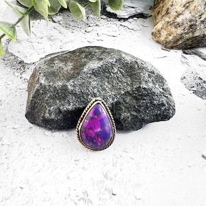 Hermosa gota de turquesa morada con ranura de latón para trabajo de macramé, piedra ranurada