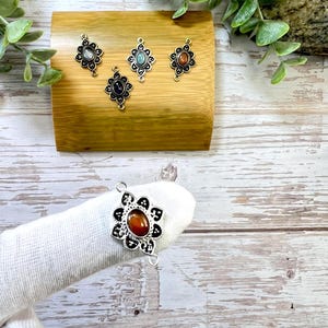 Messing connector met edelsteen, messing connector met twee oogjes voor macramé