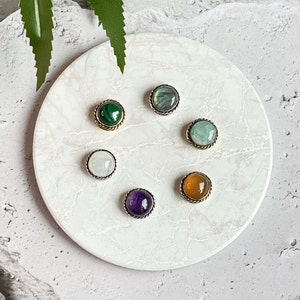 Pequeñas piedras semipreciosas redondas con ranura de latón para trabajos en macramé, piedra ranurada