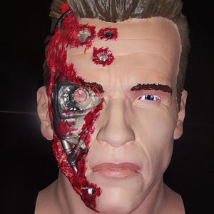 Terminator Statue Bust T-800 Action Figure by Arnold Schwarzenegger with integrated LED Endoskeleton Real cinematic color