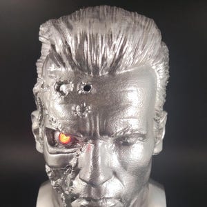 Terminator Statue Bust T-800 Action Figure by Arnold Schwarzenegger with integrated LED Endoskeleton