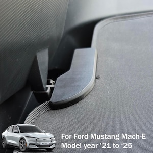 Puede incluir: Primer plano del interior de un coche negro, con tela gris oscuro y un asa de plástico negro. El texto de la imagen dice: "For Ford Mustang Mach-E Model year '21 to '25".
