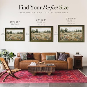 K&ouml;nnte beinhalten: Drei Landschaftskunst-Wandbilder in dunkelgr&uuml;nen Rahmen &uuml;ber einem Ledersofa. Die gezeigten Gr&ouml;&szlig;en sind 50x70 cm, 60x80 cm und 80x110 cm. Der Text Find Your Perfect Size From Small Accent To Statement Piece steht oben im Bild.