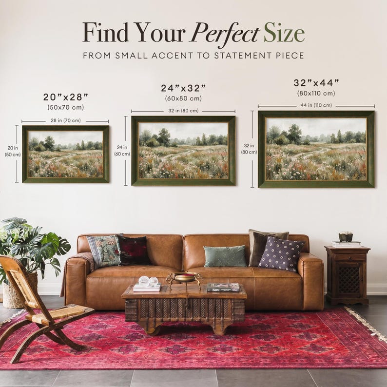 K&ouml;nnte beinhalten: Drei Landschaftskunst-Wandbilder in dunkelgr&uuml;nen Rahmen &uuml;ber einem Ledersofa. Die gezeigten Gr&ouml;&szlig;en sind 50x70 cm, 60x80 cm und 80x110 cm. Der Text Find Your Perfect Size From Small Accent To Statement Piece steht oben im Bild.
