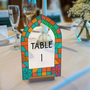 Personalisierte Hochzeitstischnummern - Blumen Tischschilder - Moderne Bogenform Tischdekoration - Rustikale Landhochzeit