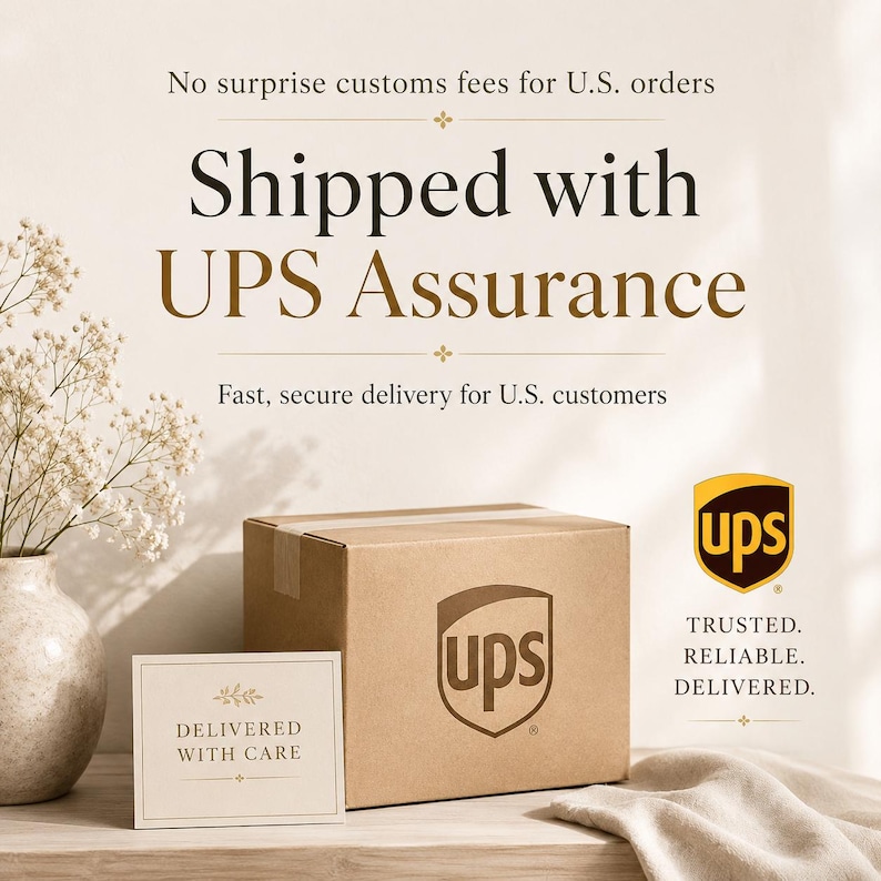 K&ouml;nnte beinhalten: Ein brauner Versandkarton aus Pappe mit dem UPS-Logo auf der Vorderseite. Der Text lautet: No surprise customs fees for U.S. orders, Shipped with UPS Assurance, Fast, secure delivery for U.S. customers, UPS TRUSTED. RELIABLE. DELIVERED. und DELIVERED WITH CARE.