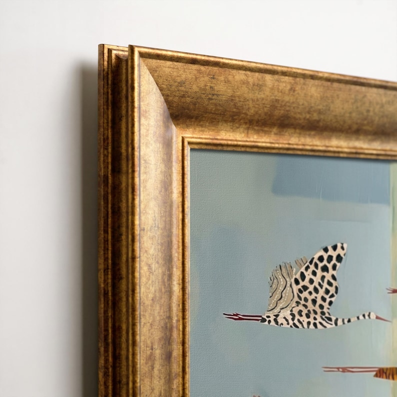 K&ouml;nnte beinhalten: Ein gerahmtes Wandbild mit einem stilisierten Vogel mit schwarz-wei&szlig;em Punktmuster im Flug vor hellblauem Hintergrund. Das Kunstwerk ist in einem breiten, strukturierten, antikgoldfarbenen Rahmen mit tiefem, abgeschr&auml;gtem Profil gefasst.