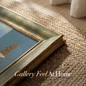 K&ouml;nnte beinhalten: Ein rechteckiger Bilderrahmen mit einem abgenutzten gr&uuml;n-goldenen Finish und Gehrungsecken. Der Rahmen umschlie&szlig;t ein blaues Kunstwerk mit einem sichtbaren gemusterten Element. Der Text Gallery Feel At Home ist in Wei&szlig; aufgedruckt.