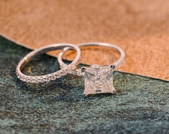 Conjunto de anillos de oro macizo con moissanita talla princesa, diseño nupcial clásico