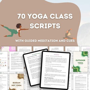 以下が含まれることがあります： 「70 Yoga Class Scripts with Guided Meditation and Cues」というテキストが上部に書かれたデジタルページのコラージュ。ページにはヨガのポーズと説明が記載されています。「Bikram Hot Yoga」と「Outdoor Yoga」というテキストが書かれたページもあります。