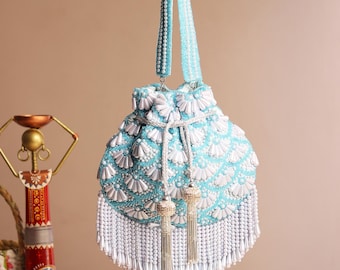 Bolso Potli nupcial artesanal de terciopelo azul: bolso de mano indio para bodas adornado con perlas