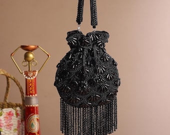 Black Velvet Pearl Potli Bag: handkralen feesttasje