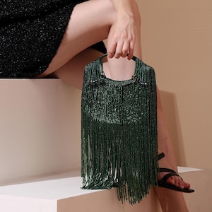 Bolsa de mão verde esmeralda com miçangas: Bolsa de mão indiana para casamento com franjas.