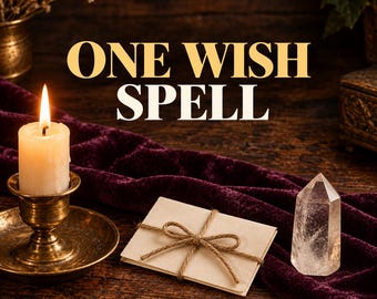 Könnte beinhalten: Eine brennende weiße Kerze in einem Messinghalter, ein kleiner beiger Umschlag mit Bindfaden und ein klarer Quarzkristall auf einem dunkelvioletten Samttuch. Der Text ONE WISH SPELL ist in großen goldenen und weißen Buchstaben zu sehen.