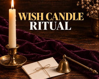 Könnte beinhalten: Eine brennende weiße Stabkerze in einem Messingkerzenhalter, eine kleine Messingglocke und ein gefalteter, mit Bindfaden verschnürter Zettel auf einem dunkelvioletten Samttuch. Der Text WISH CANDLE RITUAL steht in großen goldenen und weißen Buchstaben.