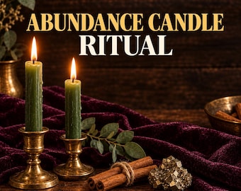 Könnte beinhalten: Zwei grüne Stabkerzen mit brennenden Dochten stehen in Messingkerzenhaltern auf einem dunkelvioletten Samttuch. Daneben liegen mit Schnur gebundene Zimtstangen und ein Pyritkristall. Der Text ABUNDANCE CANDLE RITUAL ist zu sehen.
