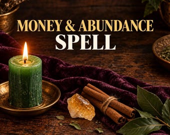 Könnte beinhalten: Eine grüne Stumpenkerze brennt in einer Messingschale neben einem gelben Kristall, mit Schnur gebundenen Zimtstangen und grünen Blättern auf einem violetten Samttuch. Der Text MONEY & ABUNDANCE SPELL ist in großen goldenen und weißen Buchstaben zu sehen.