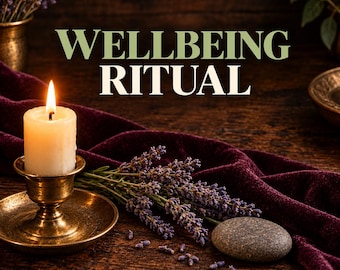 Könnte beinhalten: Eine brennende weiße Kerze in einem Messinghalter, ein Zweig lila Lavendel und ein glatter grauer Stein auf einer dunklen Holzoberfläche, die mit tiefviolettem Samtstoff bedeckt ist. Der Text WELLBEING RITUAL steht mittig im oberen Bereich.