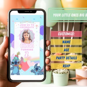 K&ouml;nnte beinhalten: Eine digitale Geburtstagseinladung in blau-rosa Farbgebung. Die Einladung zeigt eine Zeichentrickfigur von Stitch aus dem Disney-Film Lilo & Stitch. Die Einladung ist anpassbar mit Namen, Alter, Partydetails und RSVP-Informationen.