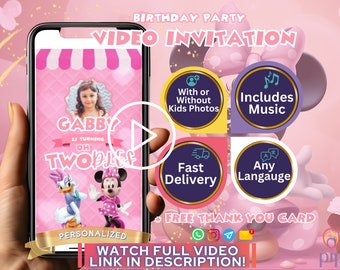 Könnte beinhalten: Eine rosa-weiße Videoeinladung für eine Geburtstagsparty mit einem Cartoon-Bild von Minnie Mouse und Daisy Duck. Die Einladung lautet "Gabby wird zwei!" und enthält ein Foto eines jungen Mädchens. Die Videoeinladung enthält Musik, schnelle Lieferung und ist in jeder Sprache verfügbar.