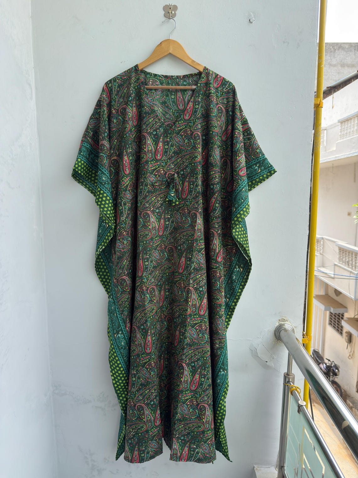 Green Vintage Silk Saree Kaftan Dress | Boho Maxi Caftan | Indian Lounge Dress | Beach Cover Up | Resort Wear | One Size, foto 2 di 5