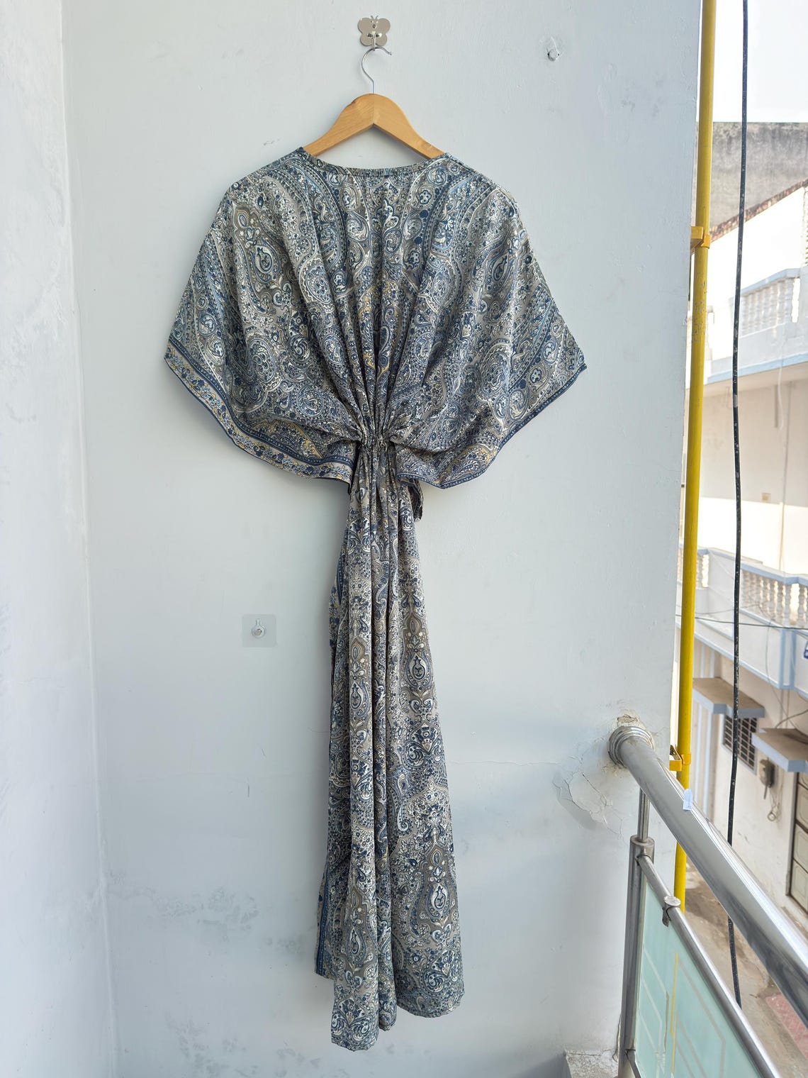 Vintage Kasturi Silk Kaftan Dress, Blue Grey Paisley Silk Caftan, Recycled Sari Kaftan for Women, Boho Luxury Lounge Wear, Handmade Maxi, foto 4 di 5