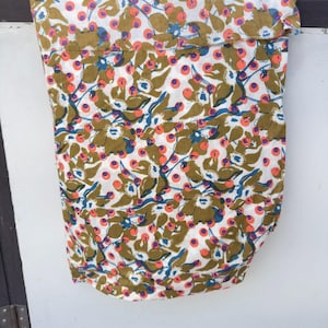 Tela de algodón con estampado floral abstracto por yarda: moderna tela de algodón para coser con estampado floral en verde oliva, naranja y azul.